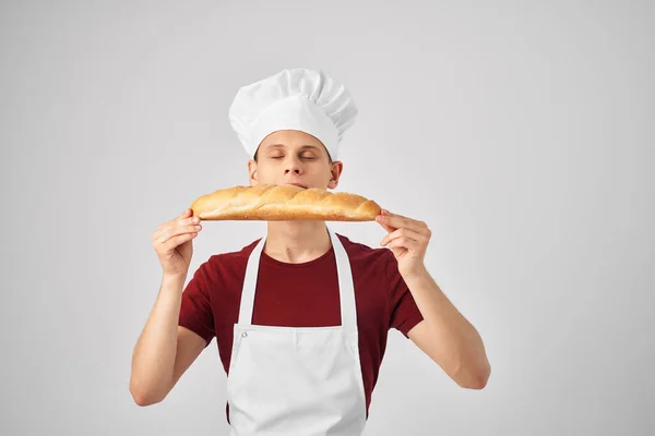 Chef con pane in mano cuocere i professionisti della preparazione degli alimenti — Foto Stock