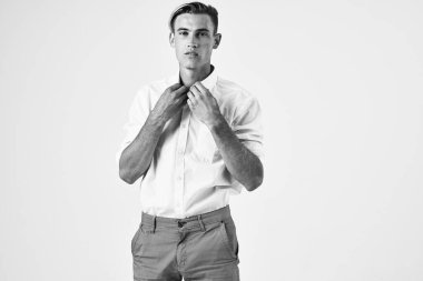 Beyaz gömlekli iş adamı stüdyo yöneticisi