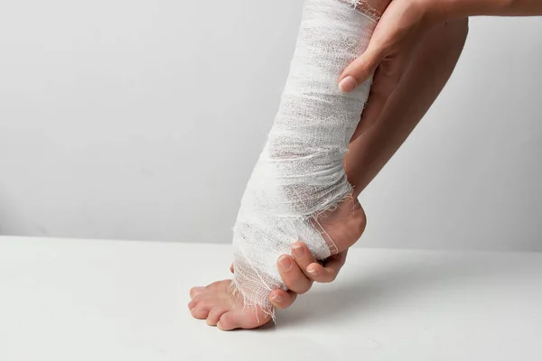 Пошкоджена нога пов'язана з бинтовою медициною болю крупним планом — стокове фото