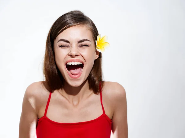 Morena feliz con la boca abierta y camiseta roja modelo de fondo claro — Foto de Stock