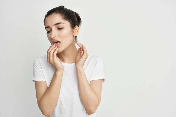 Vacker brunett i vit t-shirt håller ansikte huvudvärk känslomässiga hälsoproblem — Stockfoto