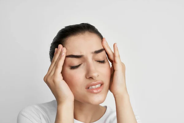 Femme tenant sa tête migraine problèmes de santé insatisfaction — Photo