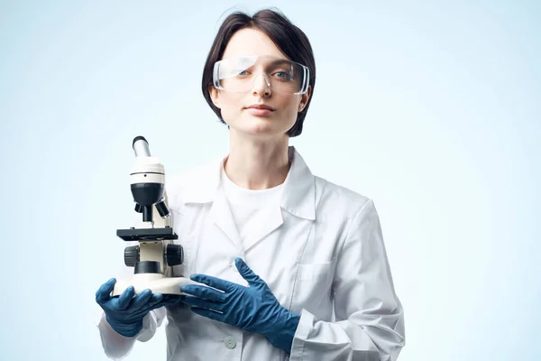 Medico femminile con microscopio nelle mani tecnologia ricerca scienza — Foto Stock
