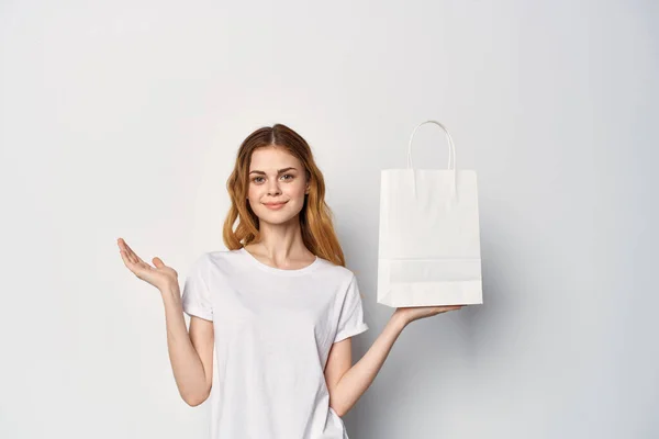 Mujer con paquete blanco en manos estilo de vida compras diversión — Foto de Stock