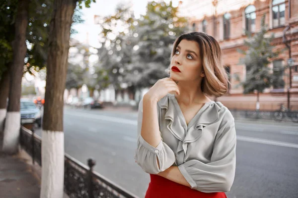 Hezká žena venku červené rty chodit venku životní styl — Stock fotografie