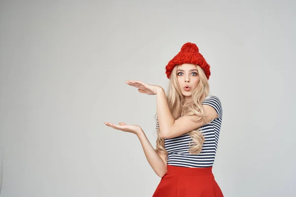 Mulher em um chapéu vermelho gesticulando com as mãos Saia vermelha moda — Fotografia de Stock