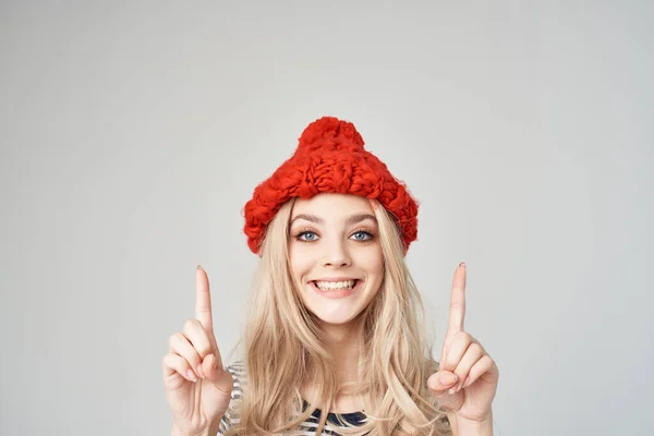 Donna sorridente in cappello rosso moda stile moderno gioventù — Foto Stock