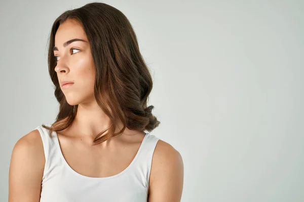 Atrakcyjna brunetka moda fryzura biały zbiornik top strony gest emocji — Zdjęcie stockowe