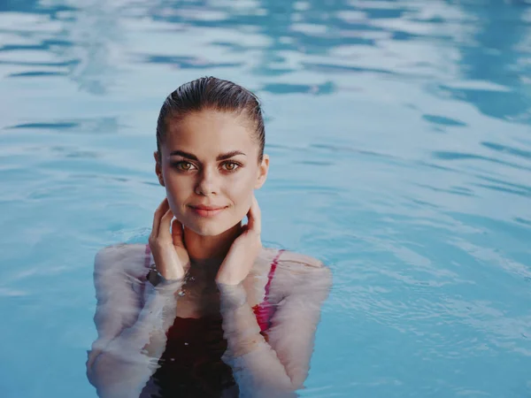 Mulher bonita em maiô vermelho na piscina atraente olhar relaxamento natureza — Fotografia de Stock