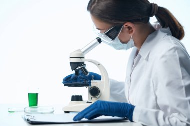 Kadın bilim adamı mikroskop araştırması yapan biyoloji teşhisi