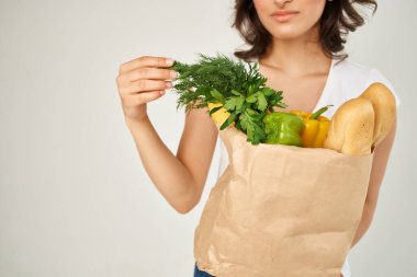 Sebzeleri yakın çekim paketine koyuyoruz.