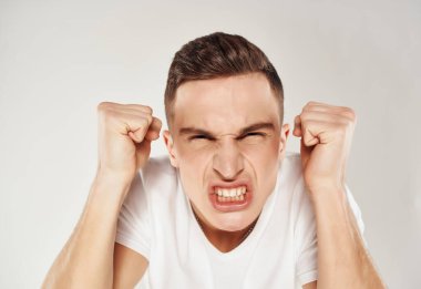 Beyaz tişörtlü duygusal adam. Çok yakın plan.