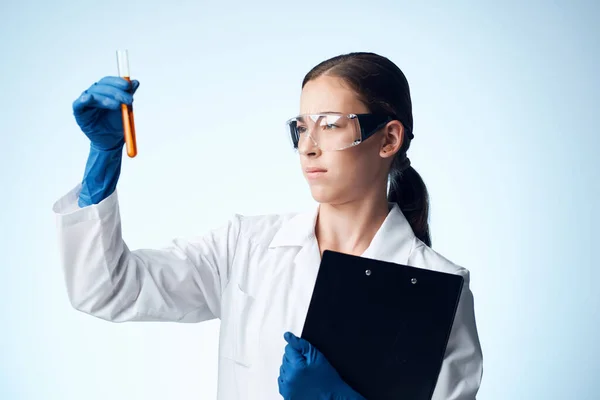 Laboratorio médico femenino analiza la investigación —  Fotos de Stock