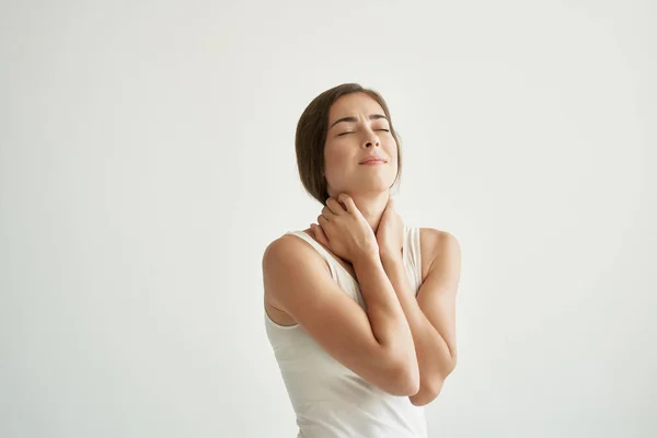 Mujer en camiseta blanca dolor corporal enfermedad crónica síntomas de la medicina — Foto de Stock