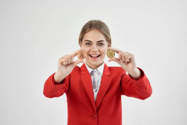 Kırmızı ceketli kadın kripto para birimi bitcoin finansal konum teknoloji internet finans