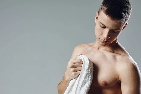 Esportivo homem recortado vista nua ombros com toalha em mãos treino — Fotografia de Stock