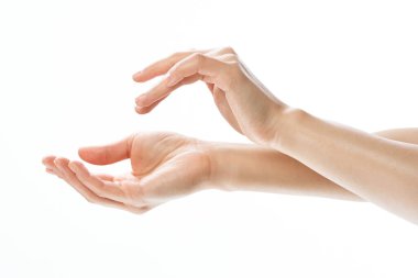 El masajı cilt bakım kremi uygulaması