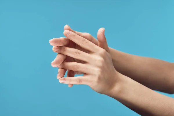 Mulheres mãos creme hidratante saúde cosméticos telefone — Fotografia de Stock