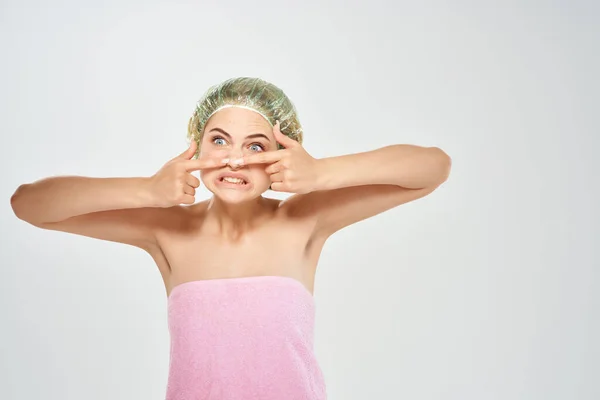 Mujer gorra de ducha aprieta el acné en la cara cuidado de la piel — Foto de Stock