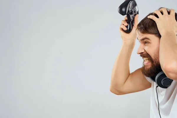 Homme avec joystick et écouteurs — Photo