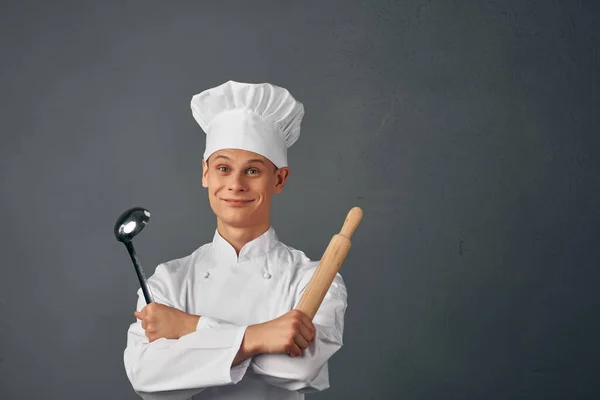 Chef in possesso di un mattarello tra le mani professionisti della cucina — Foto Stock