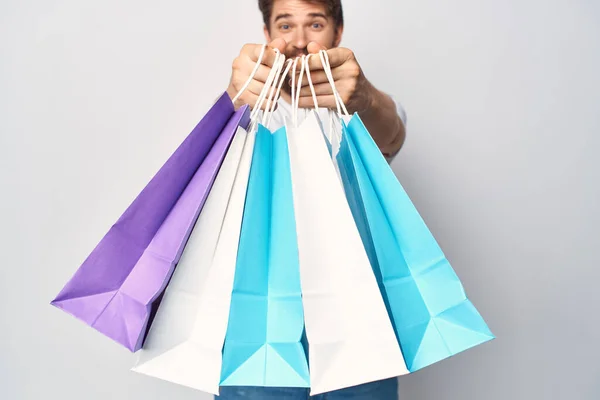 Hombre celebración de una gran cantidad de paquetes de compras venta estilo de vida —  Fotos de Stock