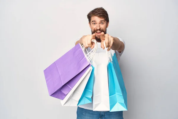 Bärtiger Mann mit Paketen in der Hand beim Einkaufen — Stockfoto