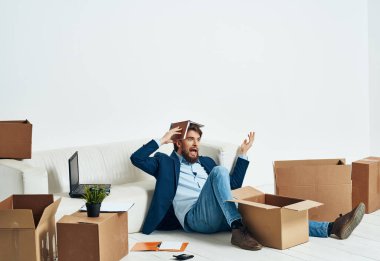 Yönetici kanepenin yanına oturmuş yeni bir iş yerine taşınıyor.