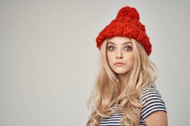 Kırmızı şapkalı bir kadın. Sarışın, kırmızı etekli.