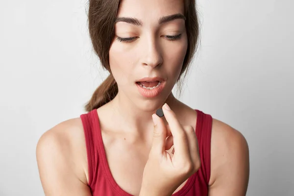 Mulher beber pílulas com um copo de água problemas de saúde terapia — Fotografia de Stock