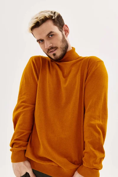 Schattig man in trui mode kleding levensstijl licht achtergrond — Stockfoto