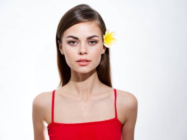 Sarı çiçekli esmer, kırmızı tişörtlü kadın portresi.