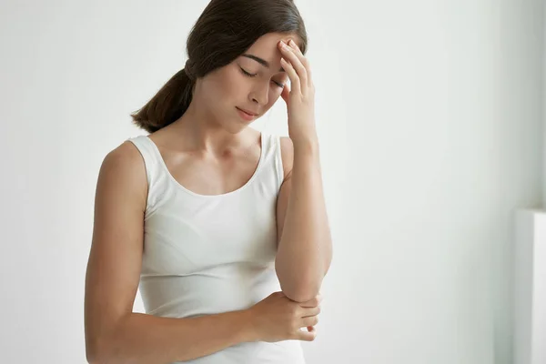 Mujer sosteniendo su cabeza depresión migraña dolor —  Fotos de Stock