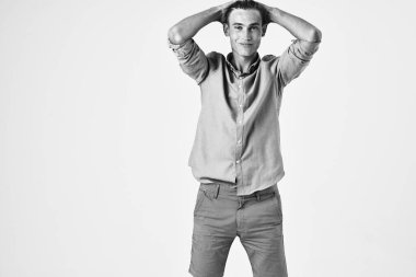 Gömlek stüdyosunda modern tarzda şık saç stili olan çekici bir adam.