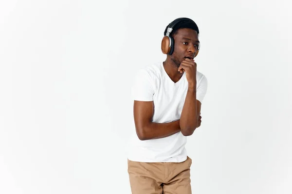 Hombre con auriculares música entretenimiento tecnología estilo de vida — Foto de Stock
