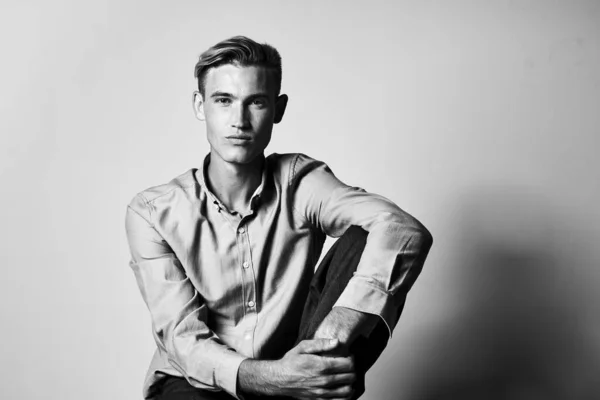 Elegant man i skjorta trendig frisyr från studio livsstil — Stockfoto