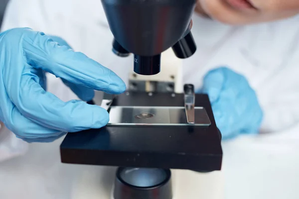 Mujer asistente de laboratorio investigación química ciencia a la biotecnología — Foto de Stock