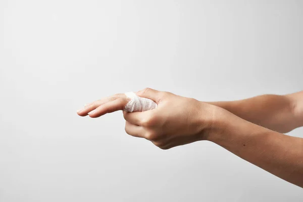 Zabandażowana dłoń leczenie urazów dłoni awaryjne — Zdjęcie stockowe