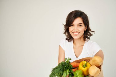 Yiyecek paketi olan bir kadın. Sağlıklı yemek servisi.