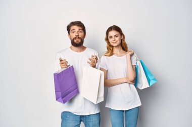 Genç çift indirimli alışveriş eğlencesi