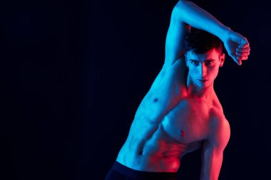  Karanlık arka planda el ele tutuşan adam ve şişirilmiş gövde yapıcısı. 