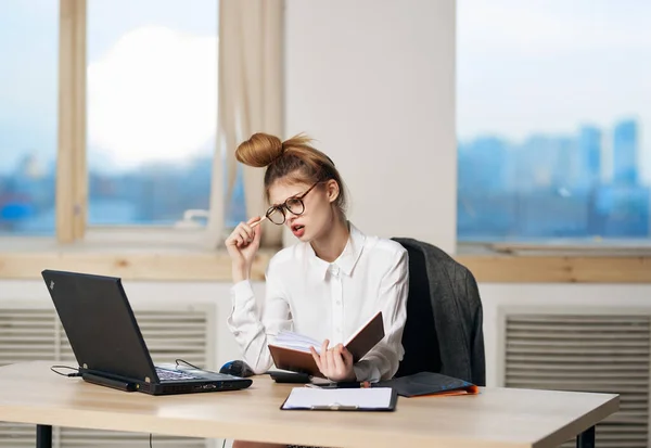 Hezká žena sekretářka pracovní stůl notebook emoce práce — Stock fotografie