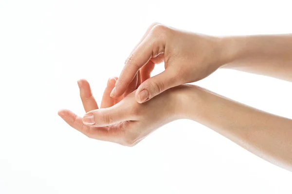 Mulheres mãos creme cuidados com a pele dermatologia hidratante — Fotografia de Stock