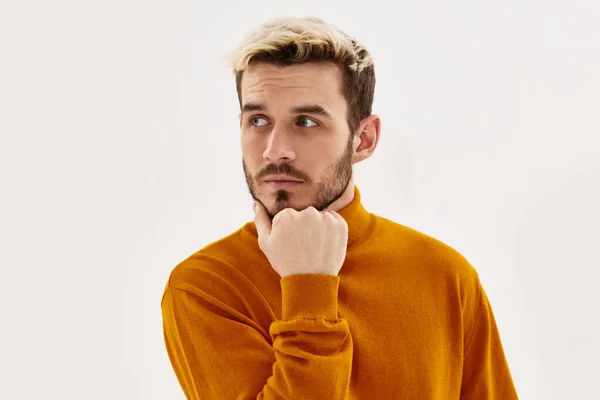 Um homem com uma expressão séria olhar para o lado roupas da moda estilo de vida close-up — Fotografia de Stock