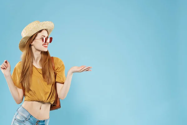 Mulher com chapéu e óculos de sol moda roupas de verão mochila — Fotografia de Stock