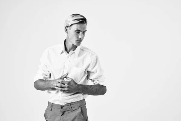 Man i vit skjorta håller händerna bakom huvudet mode professionell självförtroende — Stockfoto