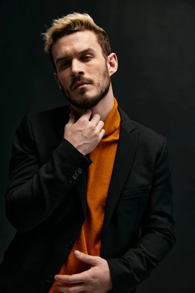 Homem em camisola laranja e casaco preto gesticulando com as mãos vista cortada — Fotografia de Stock