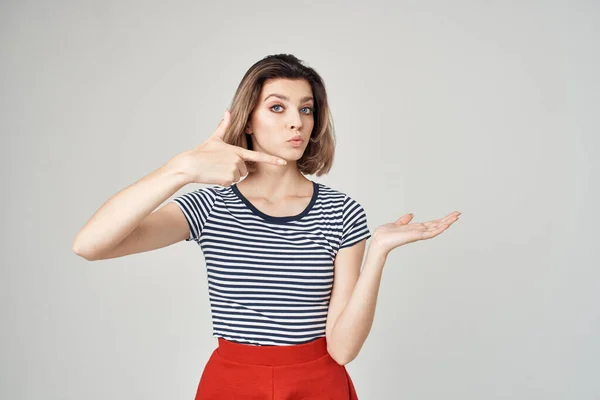 Fröhliche Frau gestreiftes T-Shirt Weißblech Hände Emotionen Modell — Stockfoto