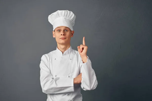 Mannelijke chef-kok in professionele uniform werk restaurant — Stockfoto