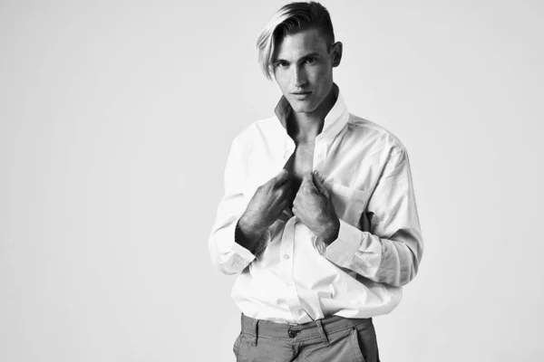 Man vit skjorta fashionabla frisyr elegant stil ljus bakgrund — Stockfoto